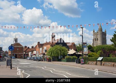 The Broadway at Old Amersham, Buckinghamshire, dans le sud de l'Angleterre, avec le Market Hall et la tour de l'église St Mary Banque D'Images
