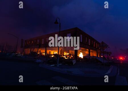 Un immeuble du centre-ville de Greenville, en Californie, brûle le 4 août 2021. Le feu de Dixie a détruit la ville mercredi. (Photo de Daniel Brown/Sipa USA) Banque D'Images