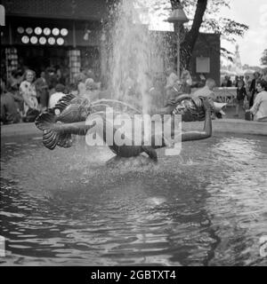 Une sculpture en bronze nommée ‘miranda’, une sirène, créée par Arthur Fleischmann installée à Battersea Park, Londres, Angleterre, Royaume-Uni, lors du Festival of Britain en 1951. Elle était parrainée par la Lockheed Brake and Clutch Company. La caractéristique de l'eau était une représentation inhabituelle d'une sirène parce qu'elle avait des pattes et des nageoires de queue de poisson pour les pieds. À la fin du festival, il a été emmené au siège social de Lockheed à Leamington Spa. Il a été volé en 2001 et n'a jamais été retrouvé. Fleischmann est un sculpteur né en Slovaquie, basé à Londres, qui a été le pionnier de l'utilisation du perspex dans la sculpture. Banque D'Images