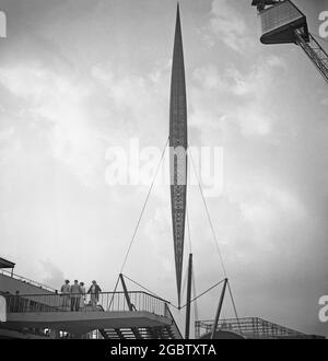 Une vue sur la Skylon au Festival of Britain’s South Bank Exhibition, Londres, Angleterre, Royaume-Uni en 1951. Le Skylon était une structure en acier futuriste et mince. Il donne l'illusion de « flotter » au-dessus du sol et devient un symbole du festival. Il a été conçu par Hidalgo Moya, Philip Powell et Felix Samuely et a été fabriqué par Painter Brothers de Hereford, Angleterre. Le Skylon était constitué d'un cadre de treillis en acier et soutenu par des câbles et des poutres en acier. Le cadre était recouvert de persiennes en aluminium éclairées de l'intérieur la nuit. La Skylon a été enlevée en 1952 lorsque le site a été dégagé. Banque D'Images