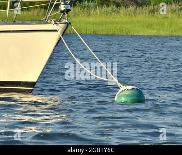 Voilier à l'amarrage avec l'herbe de marais en arrière-plan. Setauket Harbour, long Island, New York. Copier l'espace. Banque D'Images