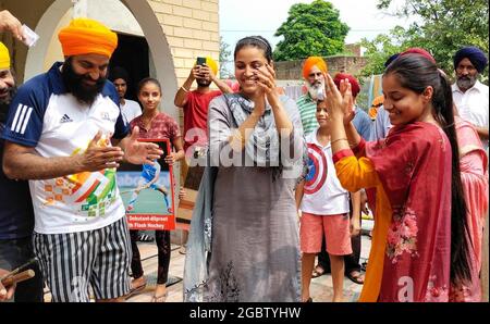AMRITSAR, INDE - AOÛT 5 : les membres de la famille du joueur de hockey indien Dilpreet Singh célèbrent que l'équipe de hockey des hommes indiens a battu l'Allemagne en remportant la médaille de bronze aux Jeux Olympiques de Tokyo 2020, dans un village près de Jandiala Guru, le 5,2021 août à Amritsar, en Inde. Des scènes de célébration ont été observées dans toute l'Inde jeudi après que l'équipe de hockey masculine indienne ait réécrit l'histoire en remportant une médaille olympique après 41 ans, avec des familles de joueurs disant qu'ils ont rendu le pays fier. Une équipe indienne résolue a battu un courageux Germany 5-4 pour gagner la médaille de bronze dans un match de jeu de la pointe du siège à Tokyo Banque D'Images