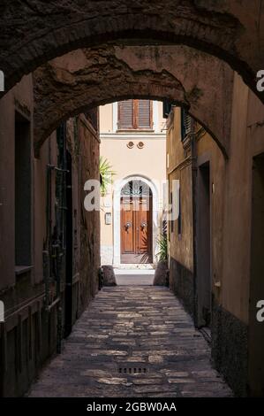 Ruelle étroite dans la vieille ville d'Orbetello Banque D'Images