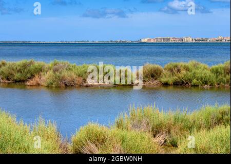 Vue sur la laguna di Orbetello avec la ville au loin Banque D'Images