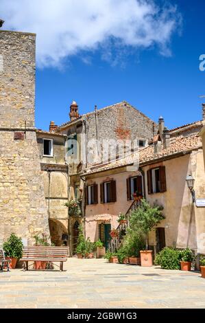 Belle maison médiévale dans le pittoresque village toscan de Capalbio Banque D'Images