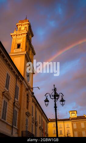 Palazzo del Governatore sur la Piazza Garibaldi à Parme avec un arc-en-ciel Banque D'Images