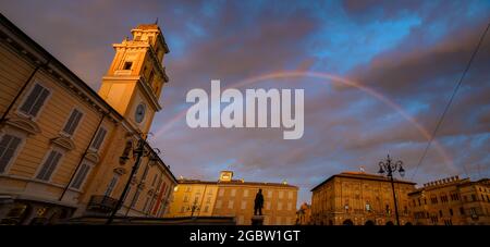 Palazzo del Governatore sur la Piazza Garibaldi à Parme avec un arc-en-ciel Banque D'Images