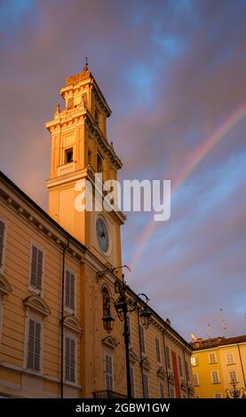 Palazzo del Governatore sur la Piazza Garibaldi à Parme avec un arc-en-ciel Banque D'Images