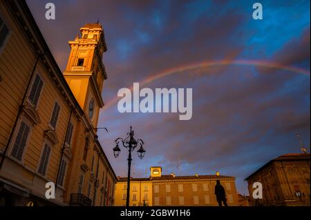 Palazzo del Governatore sur la Piazza Garibaldi à Parme avec un arc-en-ciel Banque D'Images