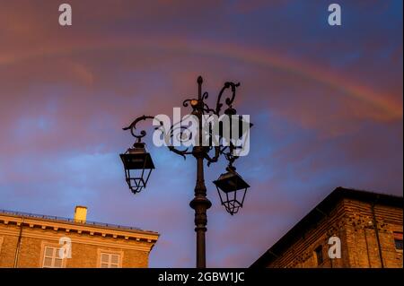 Palazzo del Governatore sur la Piazza Garibaldi à Parme avec un arc-en-ciel Banque D'Images