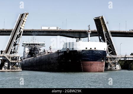 Navire de transport passant sous Queen Elizabeth Way Garden City Skyway et Homer Bridge St. Catharines Ontario. Canal Welland voie maritime du Saint-Laurent Banque D'Images