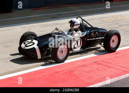 Teifion Salisbury, conduisant son 1960, Lotus 21 939/952, le long de l'International Pit Lane, à la fin du dimanche HGPA pré '66 Grand Prix Cars Race Banque D'Images