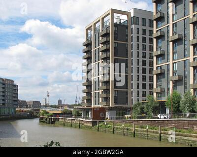 Appartements récemment construits à l'embouchure de Deptford Creek, Greenwich, Londres, Royaume-Uni. Au-delà de la Tamise. Marée haute. Comprend également un supermarché Waitrose. Banque D'Images