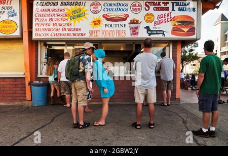 Les vendeurs et les clients attendent la nourriture au vendeur. Old Orchard Beach Maine. Banque D'Images