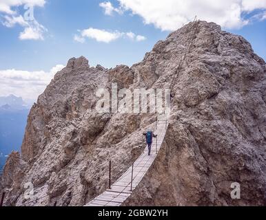 C'est un pont suspendu sur Monte Cristallo près de Cortina d'Ampezzo dans les Dolomites italiens de l'Alto Adige. La montagne faisait partie du système de défense de Front Line italien lors de la première Guerre mondiale contre les forces autrichiennes-hongroises alliées en Allemagne. Plus récemment, le pont suspendu a été présenté dans le cadre du film Cliffhanger de Sylvester Stallone Banque D'Images