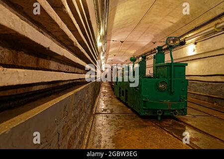 HUNSPACH, FRANCE, 24 juin 2021 : chemin de fer dans la Schoenebourg d'Ouvrage. L'ouvrace Schoenenbourg, une fortification de la ligne Maginot, est la plus grande ouverte au Banque D'Images