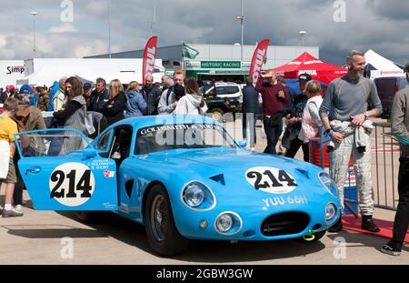 John Goldsmiths Blue Aston Martin DP214, dans l'International Paddock en attente du début du Trophée International pour la course de voitures GT classiques avant 66 Banque D'Images