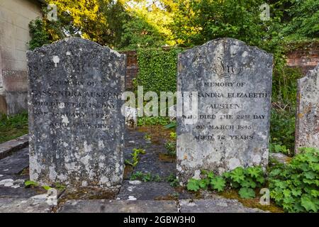 Angleterre, Hampshire, Alton, Chawton, Église paroissiale de Saint-Nicolas, les tombes de la mère et de la sœur de Jane Austen Banque D'Images