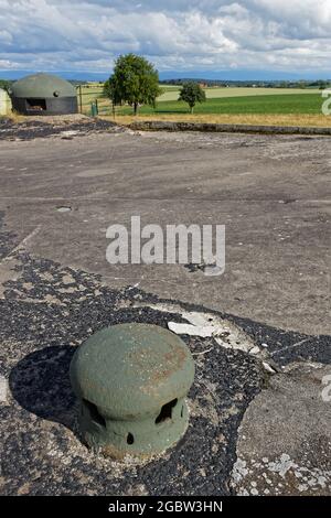 HUNSPACH, FRANCE, 24 juin 2021 : cloches blindées d'Ouvrace Schoenebourg. Le fort, fortification de la ligne Maginot, est le plus grand ouvert au public Banque D'Images