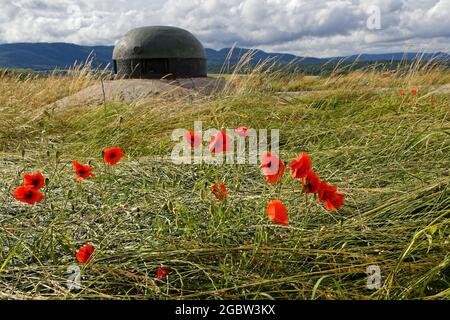 HUNSPACH, FRANCE, 24 juin 2021 : Poppers et cloches d'Ouvrare Schoenebourg. Le fort, une fortification de la ligne Maginot, est le plus grand ouvert au pub Banque D'Images