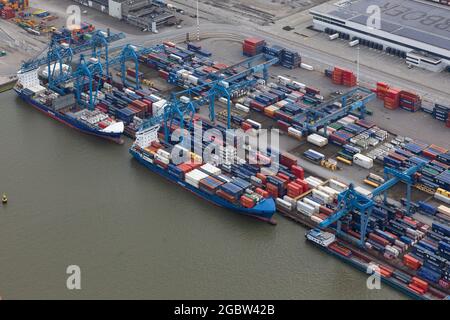 ROTTERDAM, PAYS-BAS - 13 mai 2020 : photo aérienne du port de Rotterdam avec les navires et le terminal des conteneurs Banque D'Images