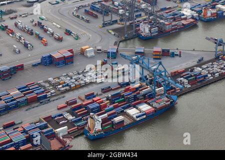 ROTTERDAM, PAYS-BAS - 13 mai 2020 : prise de vue aérienne de navires à conteneurs et de grues dans le port de Rotterdam Banque D'Images