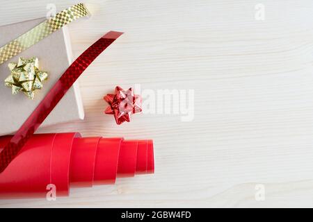 Concept d'emballage de boîte-cadeau de Noël sur fond de bois avec espace de copie. Préparatifs de vacances Banque D'Images