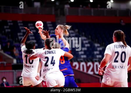 Nycke Groot des pays-Bas, ZAADI DEUNA Grace, EDWIGE Beatrice de France pendant les Jeux Olympiques Tokyo 2020, Handball Women's Quarterfinal entre la France et les pays-Bas le 4 août 2021 au stade national Yoyogi à Tokyo, Japon - photo Orange Pictures / DPPI Banque D'Images