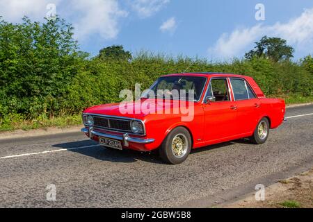 Années 1970 70 seventies rouge Ford Cortina 2994cc essence 4dr en route pour Capesthorne Hall Classic July show, Cheshire, Royaume-Uni Banque D'Images