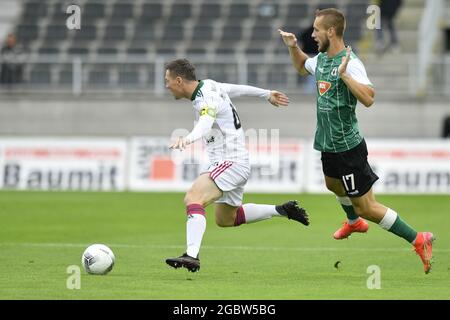 L-R Callum McGregor (Celtic) et Milos Kratochvil (Jablonec) en action pendant la Ligue Europa de l'UEFA, 3e tour de qualifications, match FK Jablonec contre Celtic Glasgow, le 8 août 2021, à Jablonec nad Nisou, République tchèque. (CTK photo/Radek Petrasek) Banque D'Images