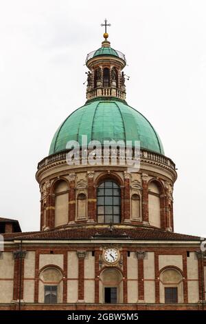 Caravaggio, Bergame, Italie - ancien sanctuaire, église et parc dans une journée ensoleillée Banque D'Images