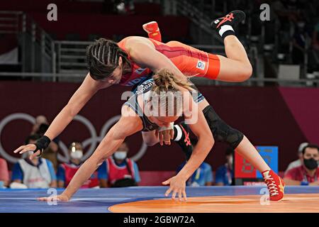 Chiba, Japon. 5 août 2021. Kawai Risako (UP) du Japon combat avec Iryna Kurachkina du Bélarus lors de la finale libre de 57kg des femmes de lutte aux Jeux Olympiques de Tokyo 2020 à Chiba, au Japon, le 5 août 2021. Crédit : Wang Yuguo/Xinhua/Alay Live News Banque D'Images