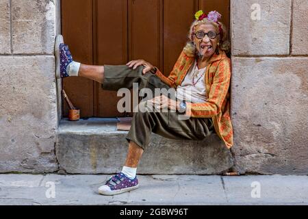 Une femme cubaine âgée fume UN cigare dans la vieille ville de la Havane, Cuba Banque D'Images