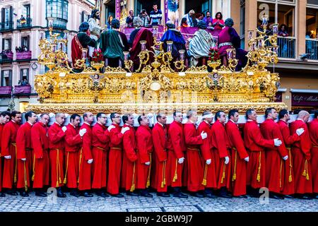 Hommes portant un flotteur pendant Semana Santa (semaine Sainte), Malaga, Andalousie, Espagne. Banque D'Images