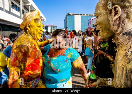 Les gens dansant dans les rues pendant le Carnaval, Port d'Espagne, Trinidad. Banque D'Images