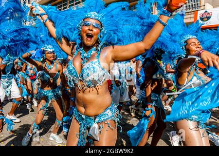 Les habitants dansant dans les rues pendant le Carnaval, Port of Spain, Trinidad. Banque D'Images