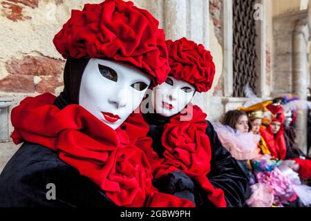 Personnes en costume au Carnaval de Venise, Venise, Italie. Banque D'Images