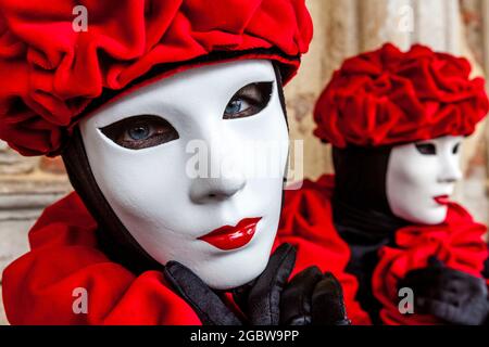 Personnes en costume au Carnaval de Venise, Venise, Italie. Banque D'Images