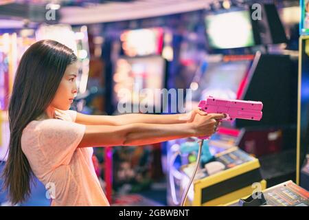 Arcade jeu machine adulte femme tir jeu vidéo jouer à la lumière Shoot videogame réalité virtuelle Banque D'Images