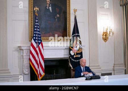 Washington, États-Unis. 05 août 2021. Le président Joe Biden prononce un discours avant une réunion avec les dirigeants des droits civils des Asiatiques américains, des Amérindiens d'Hawaï et des insulaires du Pacifique dans la salle à manger de l'État de la Maison Blanche à Washington, le jeudi 5 août 2021. Photo de Sarah Silbiger/Pool/ABACAPRESS.COM crédit: Abaca Press/Alay Live News Banque D'Images