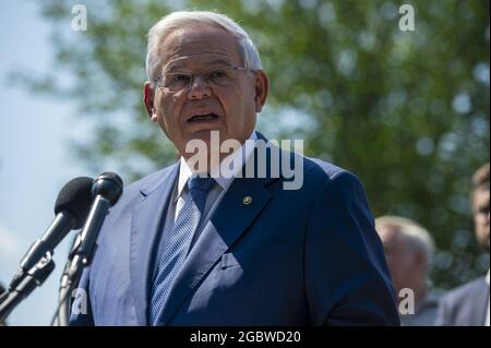 Washington, États-Unis. 05 août 2021. Le sénateur Bob Menendez, D-N.J., prend la parole lors d'une conférence de presse sur le Transparency Act de 9/11, une enquête bipartisane visant à obtenir une plus grande transparence dans les enquêtes fédérales de 9/11 au Capitole des États-Unis à Washington, DC., le jeudi 5 août 2021. L'enquête actuelle contient des documents secrets qui pourraient relier des responsables saoudiens à 9/11 pirates de l'air. Photo de Bonnie Cash/UPI. Crédit : UPI/Alay Live News Banque D'Images