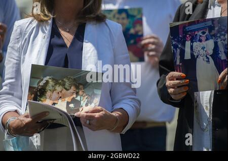 Washington, États-Unis. 05 août 2021. Les familles de 9/11 victimes tiennent des photos de proches décédés lors d'une conférence de presse sur le Transparency Act de 9/11, une enquête bipartisane visant à accroître la transparence dans les enquêtes fédérales de 9/11 au Capitole des États-Unis à Washington, DC., le jeudi 5 août 2021. L'enquête actuelle contient des documents secrets qui pourraient relier des responsables saoudiens à 9/11 pirates de l'air. Photo de Bonnie Cash/UPI. Crédit : UPI/Alay Live News Banque D'Images