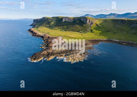 Vue aérienne d'un petit rocher de Peninsula Kilt et d'une plage de corran près du port de Staffin, île de Skye, Écosse. Banque D'Images