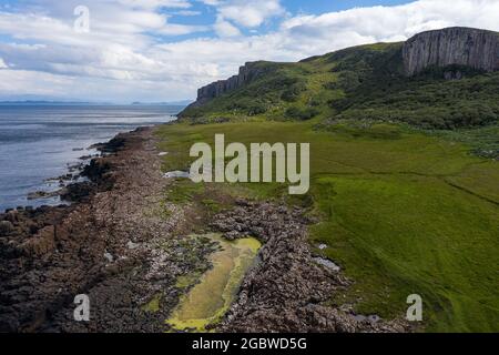 Découvrez Kilt Rock et une plage de corran près du port de Staffin, île de Skye, Écosse. Banque D'Images