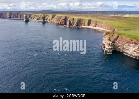 Tir de drone des spectaculaires piles de la mer à Duncansby Head près de John O' Groats en Écosse Banque D'Images