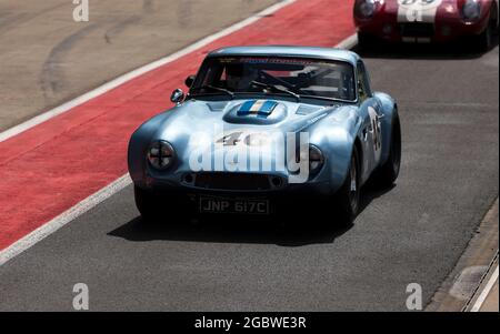 The Blue, TVR Griffith 400 de Mike Whitaker, dans la file de la fosse avant le début du Trophée International pour les voitures GT classiques avant 66 Banque D'Images