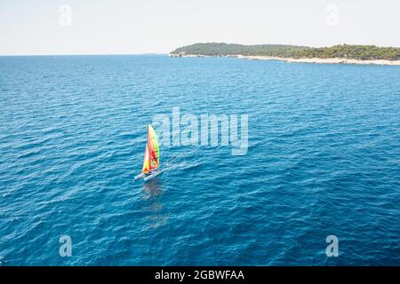 Voilier portable avec catamaran à planche à voile dans les eaux bleues de la mer Adriatique Banque D'Images