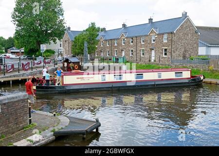 Vacances familiales en bateau à rames sur le quai du Brecon Theatre sur le canal Monbucshire & Brecon à Powys Wales Royaume-Uni Grande-Bretagne 2021 KATHY DEWITT Banque D'Images