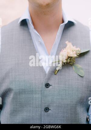 Marié dans une veste et une chemise avec une boutonnière. Gros plan Banque D'Images