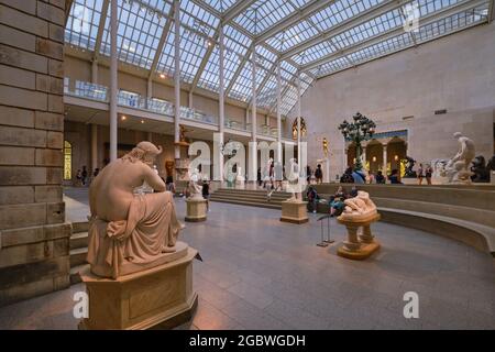 La cour Charles Engelhard dans l'aile américaine du Metropolitan Museum of Art de New York Banque D'Images